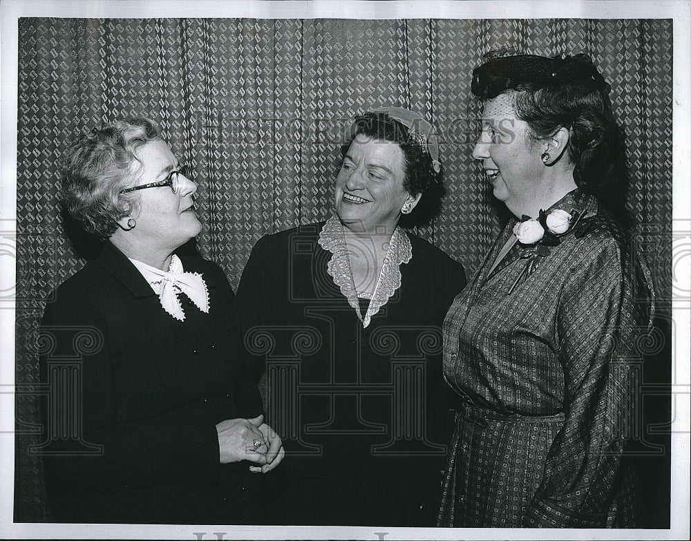 1958 Press Photo Margaret Welsh w/ sister Winefred &amp; Catherine Labere at the Mas - Historic Images