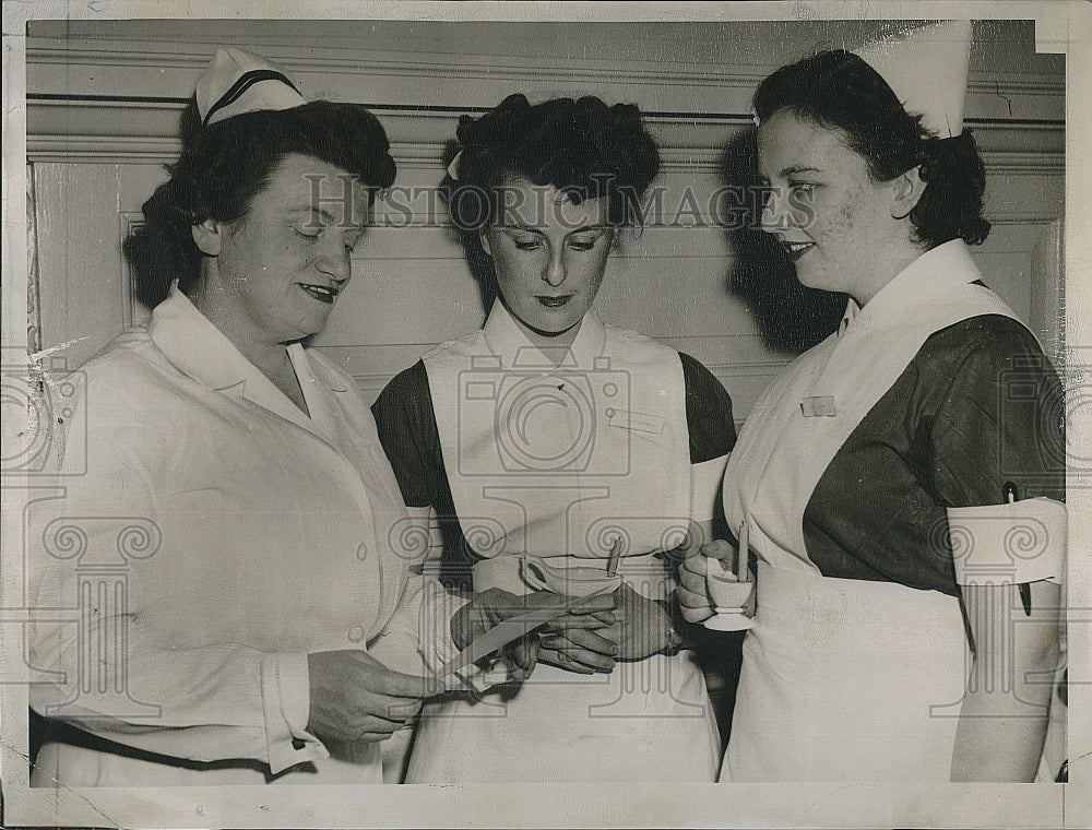 1948 Press Photo Ms Margaret Welsh reads &quot;Florence Nightingale Pledge&quot; to new - Historic Images