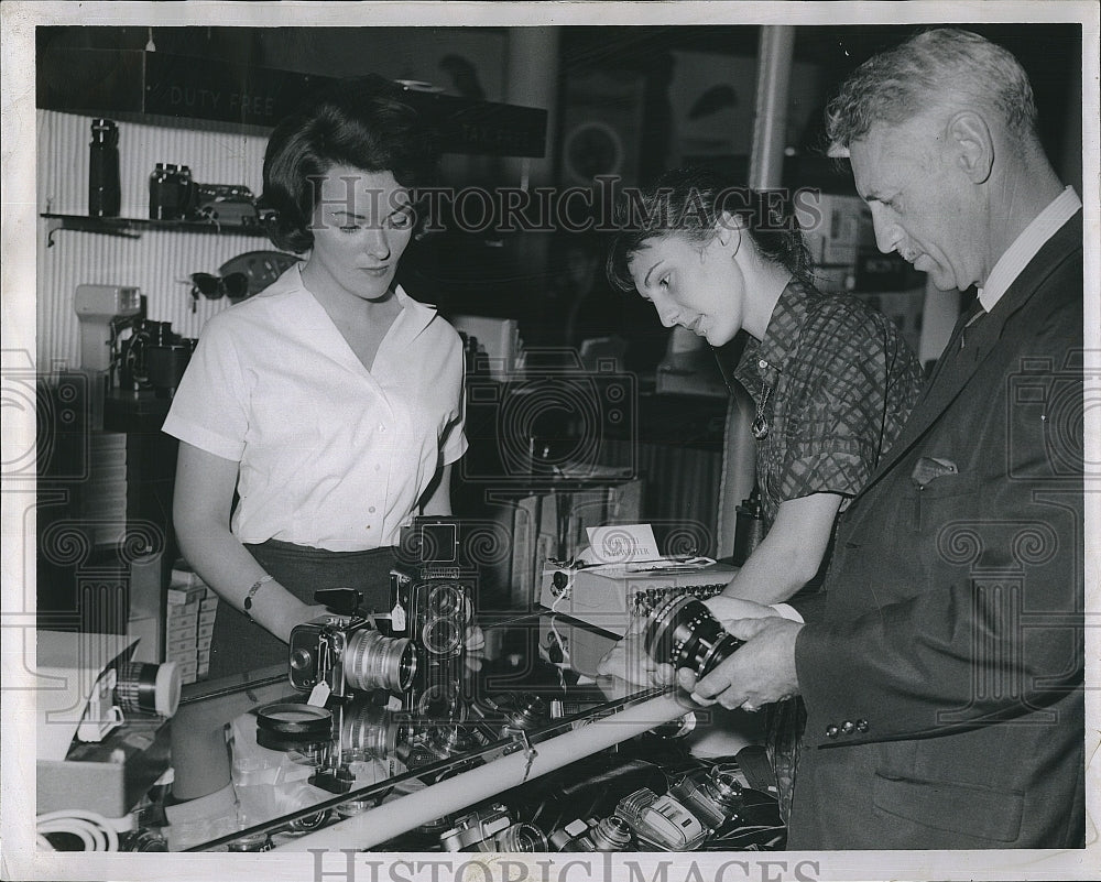 1961 Press Photo TWA Capt Larry Welch &amp; daughter Cindy looking at photograph - Historic Images