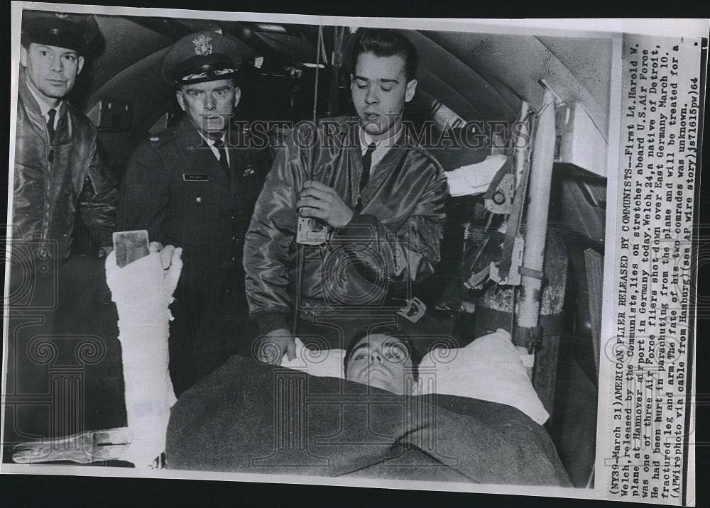 1964 Press Photo 1st Lt Harold Welch on stretcher after released by communist - Historic Images