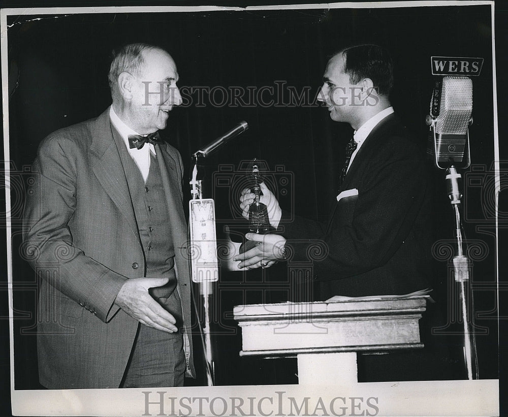 1955 Press Photo Famed Boston Atty Joseph Welch accepting the 3rd annual - Historic Images