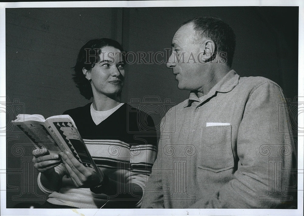 1997 Press Photo Serah Rose Roth chatting w/ director Sam Weisman at Brandies - Historic Images