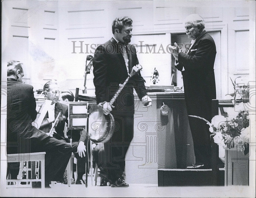 1967 Press Photo Weissberg  receives applause from Fiedler at the conclusion of - Historic Images