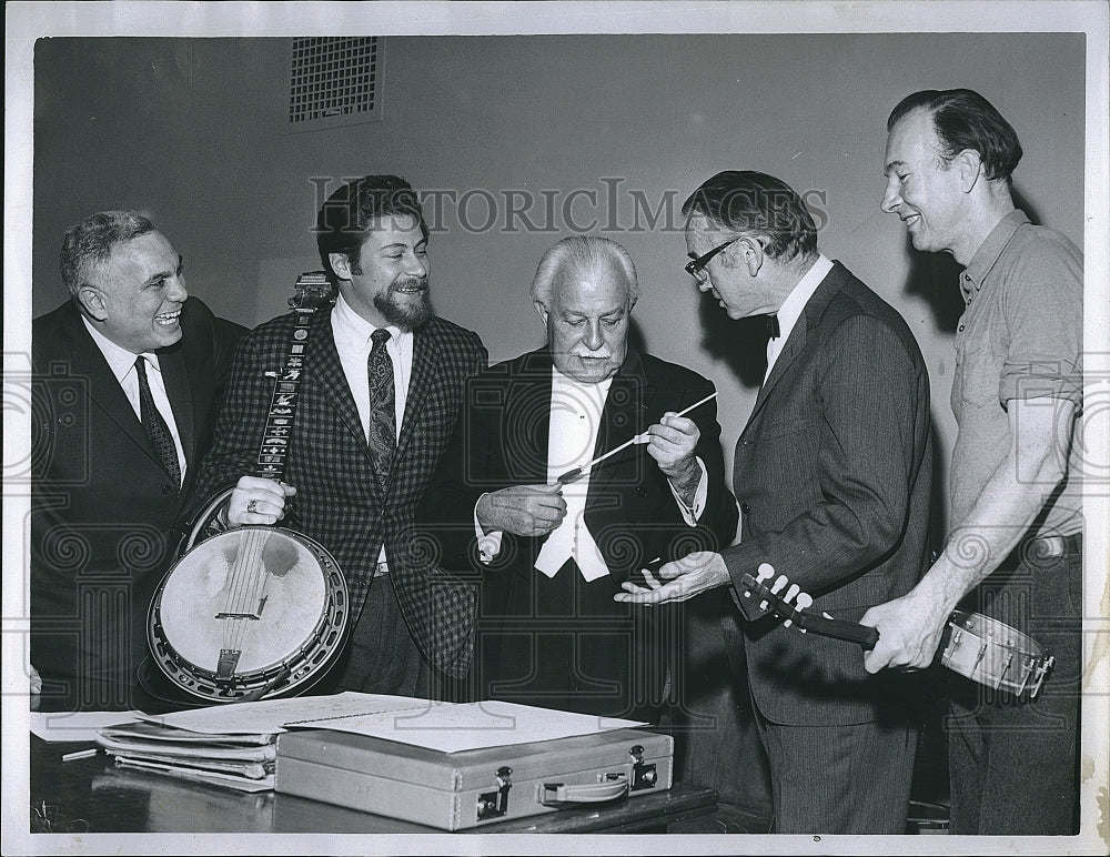 1967 Press Photo Eric Weissberg, Earl Robinson &amp; Pete Seegar w/ Arthur Fiedler - Historic Images