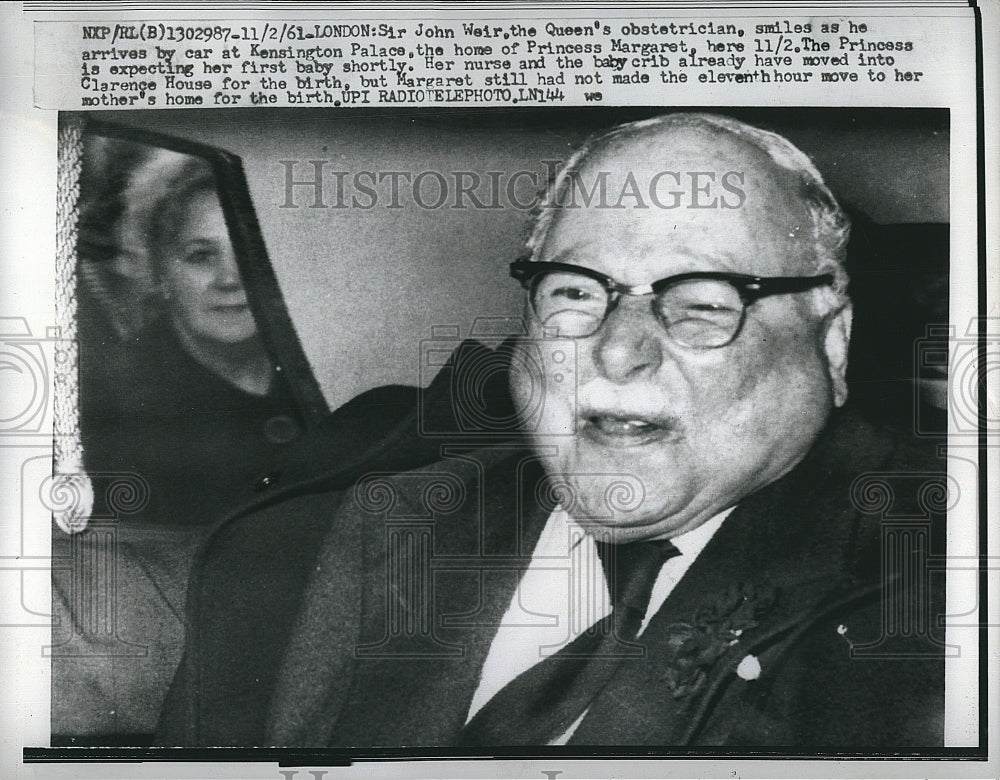 1961 Press Photo Sir John Weir the Queen's obstetrician all smiles as he arrives - Historic Images