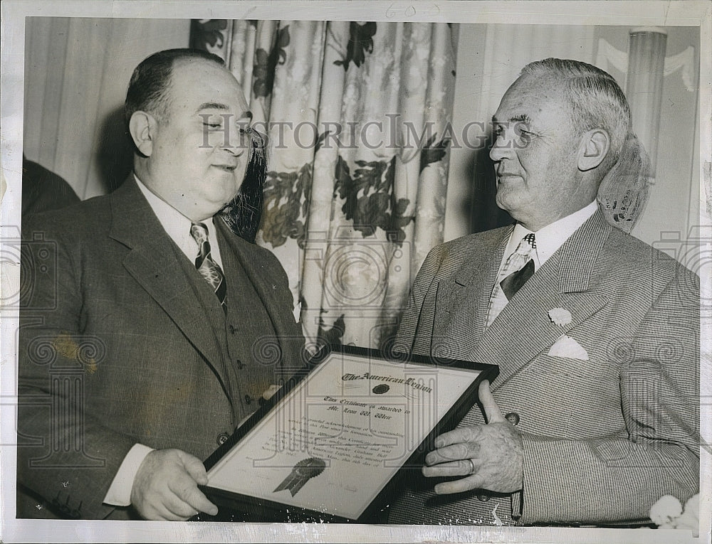 1947 Press Photo Frank Kelley presents citation of merit to Leon Weir - Historic Images