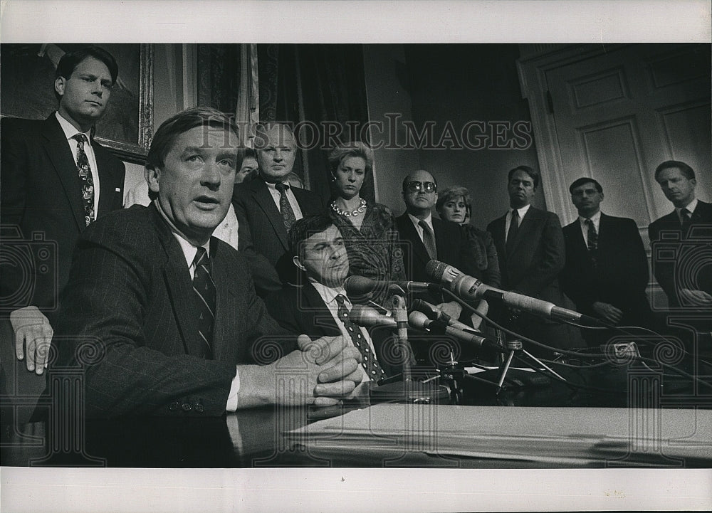 1991 Press Photo Gov. Weld flanked by Lt. Gov. Cellucci &amp; members of legislative - Historic Images