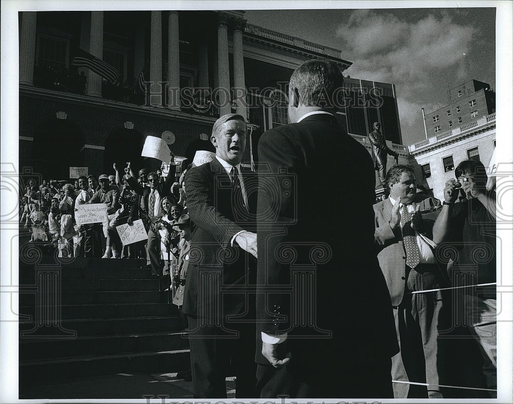 1997 Press Photo Gov. William Weld of Mass walk down of the State House. - Historic Images