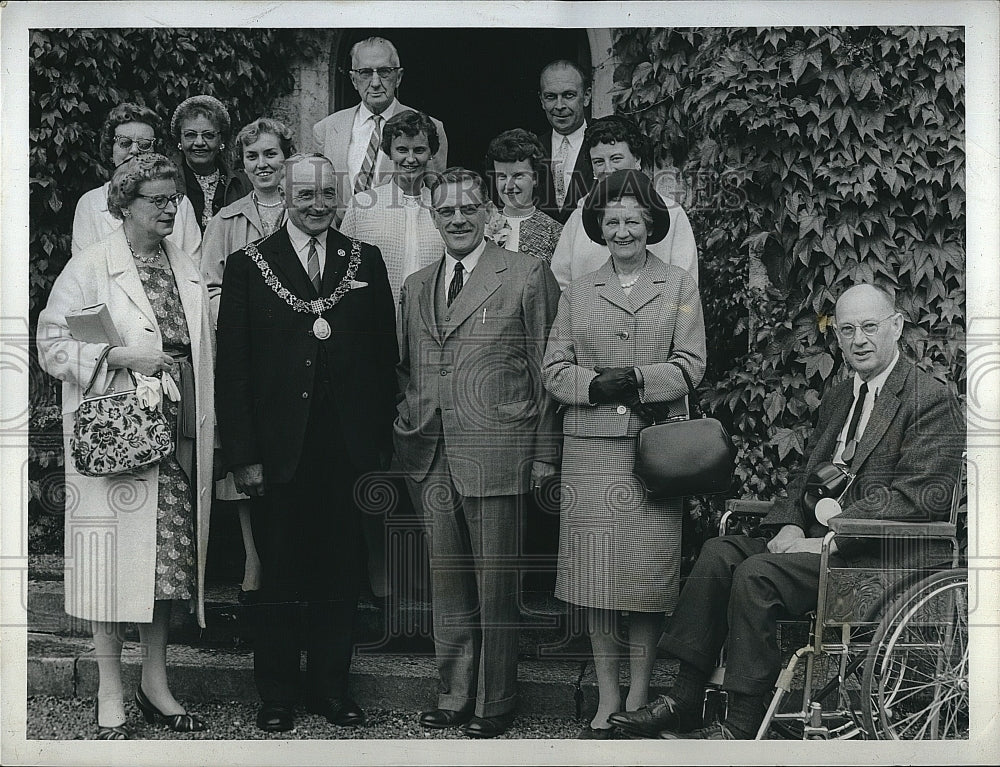 Press Photo Henry Weldon,center, led an Erie Society Group on a tour of Ireland. - Historic Images