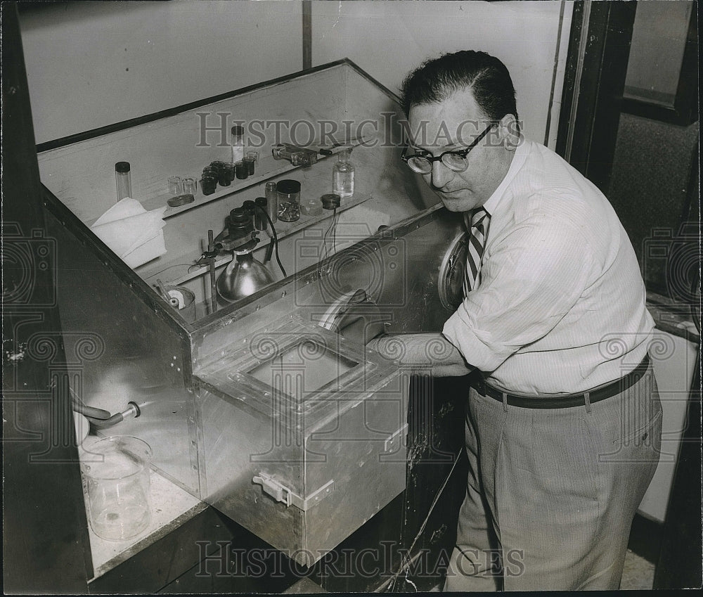 1954 Press Photo Scientist Charles Margnietti - Historic Images