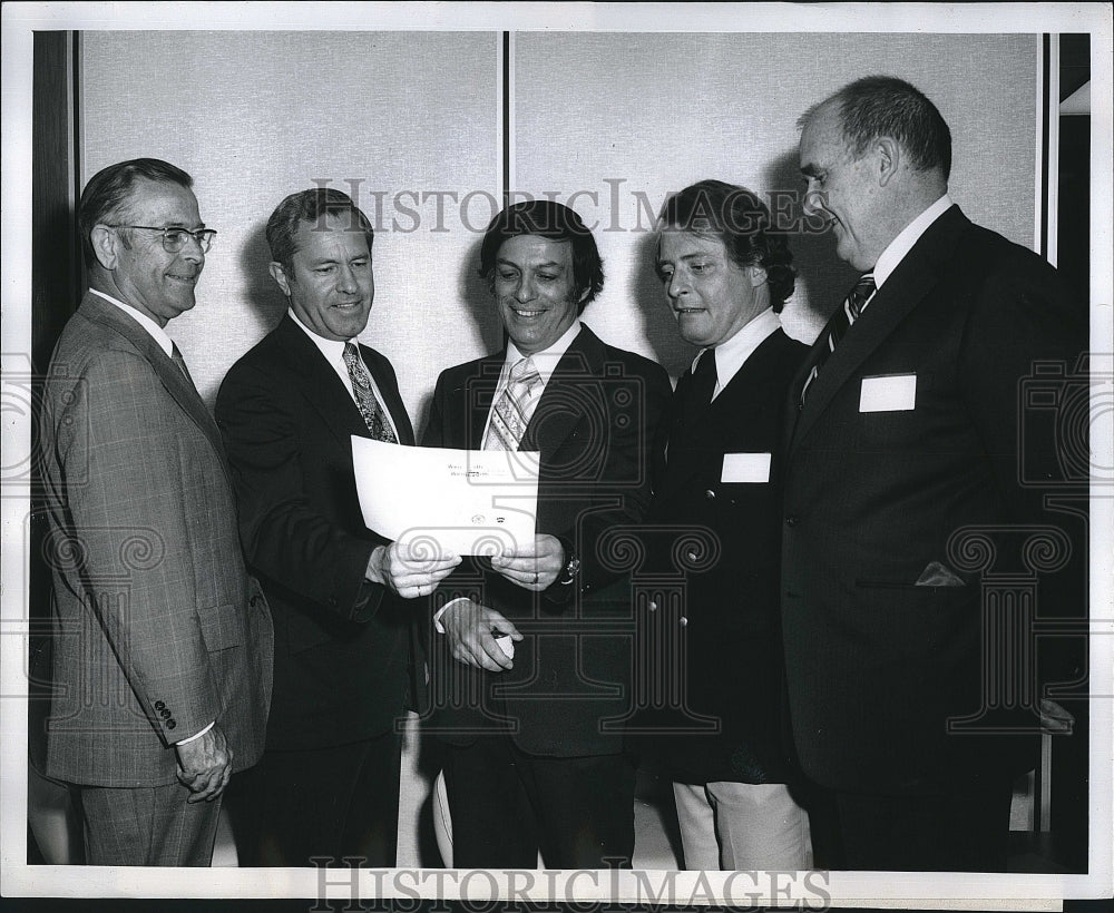 1974 Press Photo Martin Martinian Supervisor Dept of Education &amp; Dr Thomas King - Historic Images