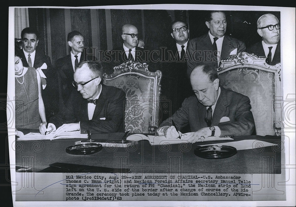 1963 Press Photo Thomas C.Mann and Manuel Tello sign agreement in Chamizal. - Historic Images