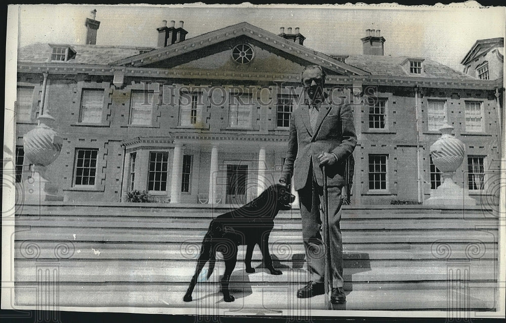 1974 Press Photo Duke of Wellington Arthur Wellesley &amp; Labrador Brandy - Historic Images