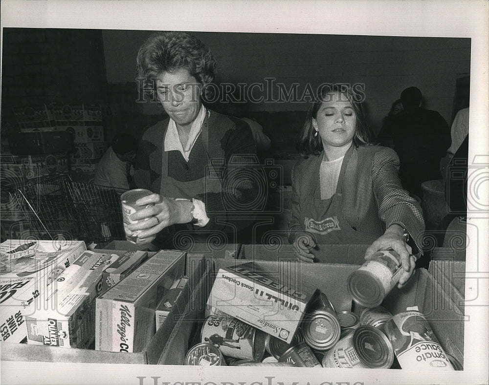 1992 Press Photo Susan Weld &amp; Mary Beth Marino Volunteer at Food Bank - Historic Images