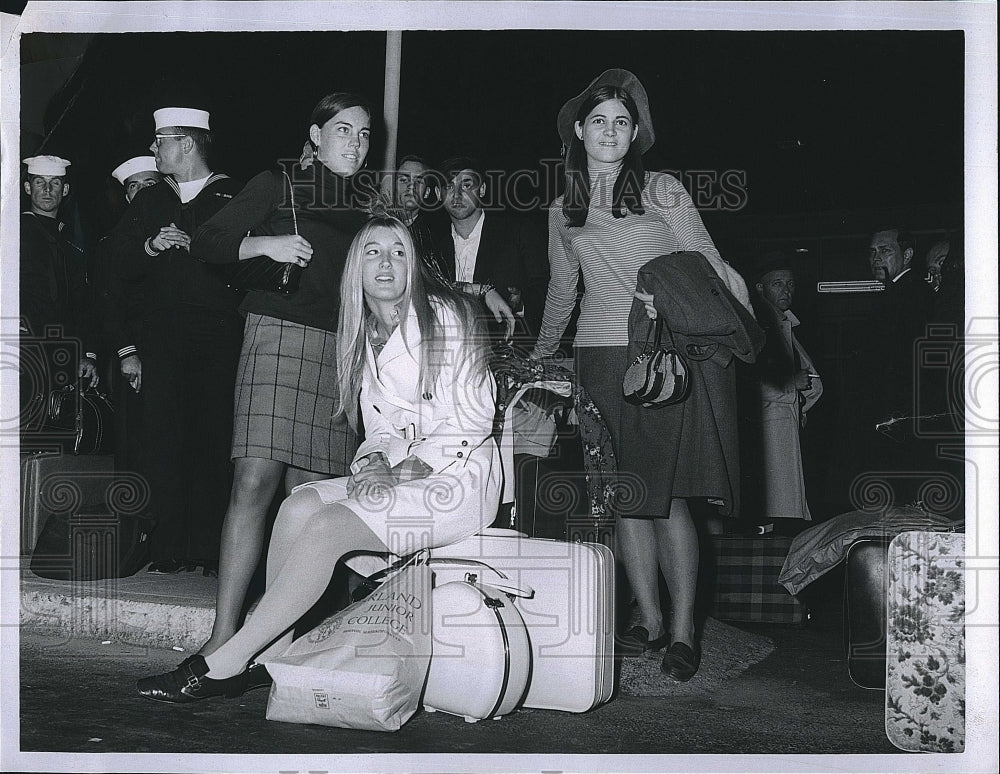 1967 Press Photo Caroline UptheGrove Larel Lewison Stranded at airport - Historic Images