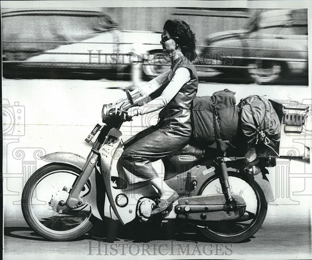 1969 Press Photo Robyn Smith of Australia on her motorbike trip of 40,000 miles - Historic Images