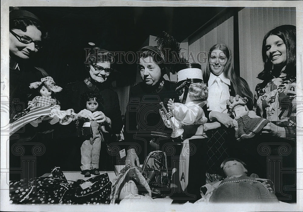 1975 Press Photo Blue Cross Blue Shield employees &amp; dolls for children - Historic Images