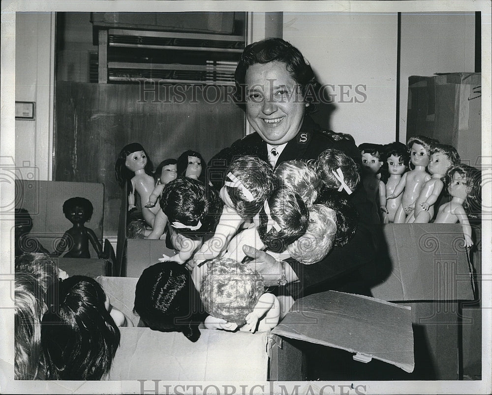 1974 Press Photo Mrs BM Smith &amp; dolls for children fro Christmas - Historic Images