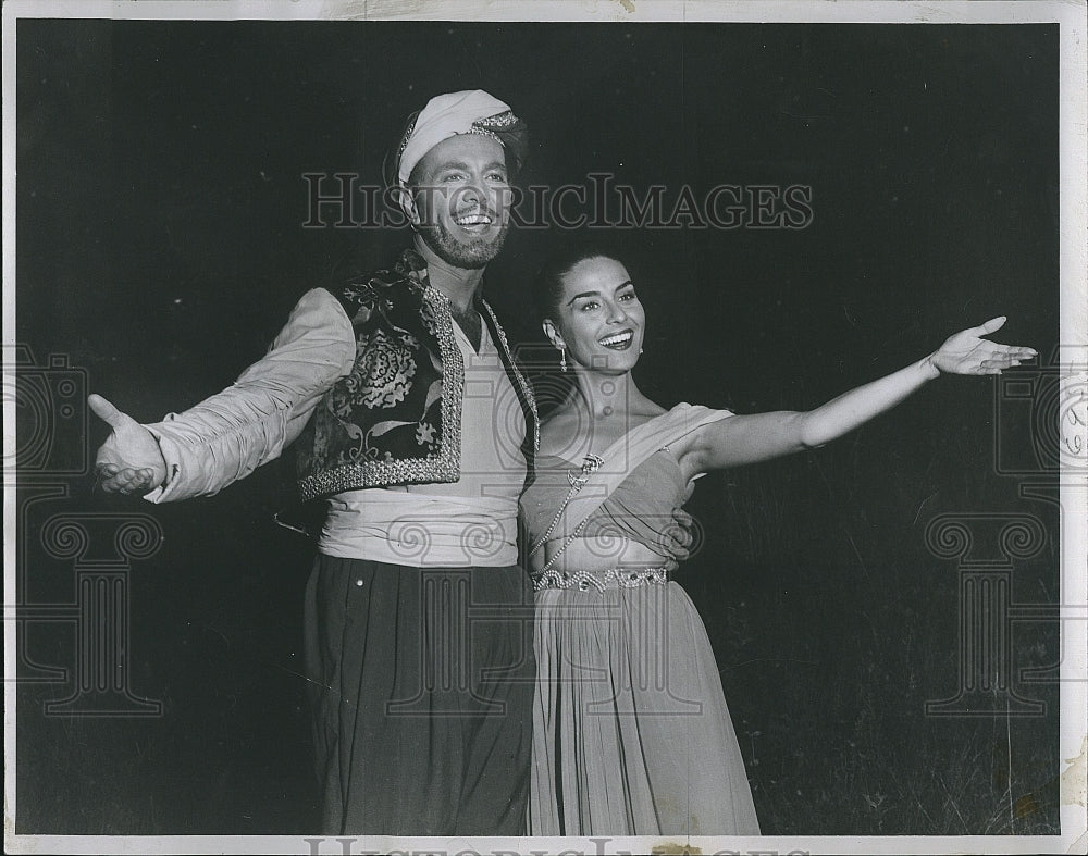 1956 Press Photo Norwood Smith Lee Venora Musical Kismet - Historic Images