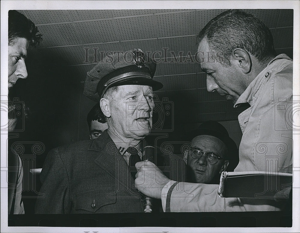 1965 Press Photo Deputy Superintendent O. Richard Wells, Al  Salie - Historic Images