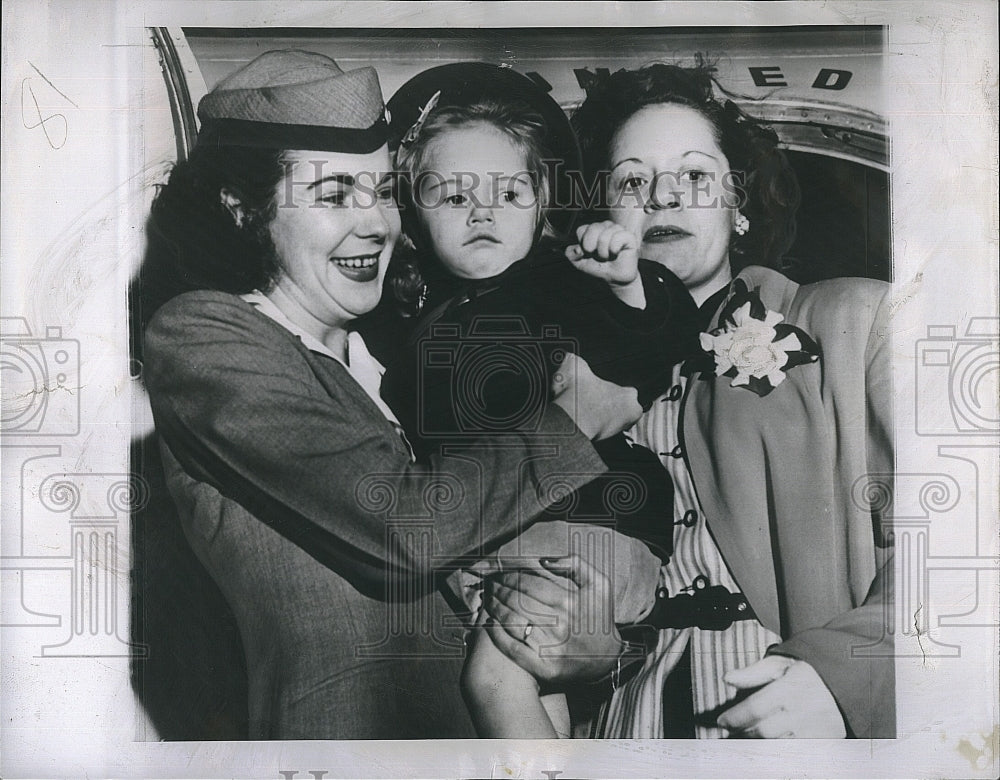 1950 Press Photo Stewardess A Jones holds Sharon S Clubb with her mom Edna Clubb - Historic Images