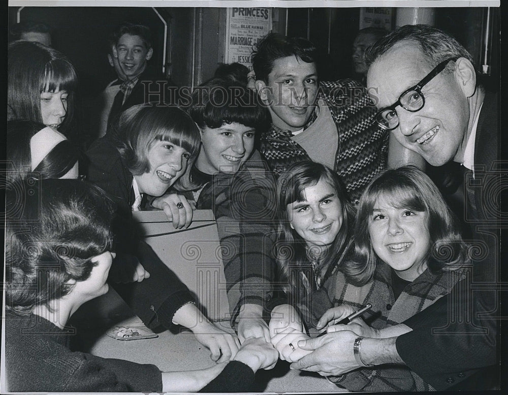 1965 Press Photo N.H. Congressman James Cleveland &amp; girls at a pizzeria - Historic Images