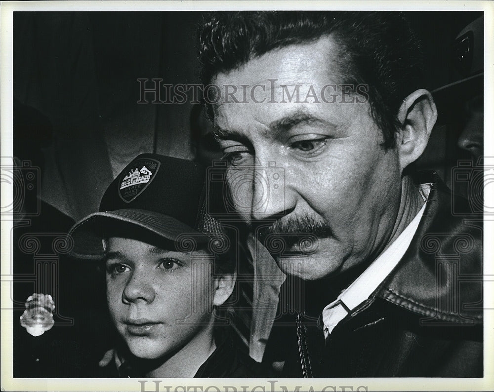 1984 Press Photo Robert Smith & son Bobby after rescue from kidnapping - Historic Images