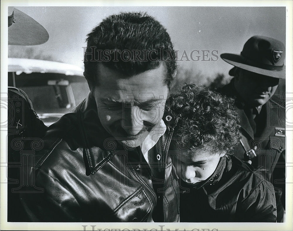 1984 Press Photo Kidnapped son Bobby returned to dad Robert Smith - Historic Images