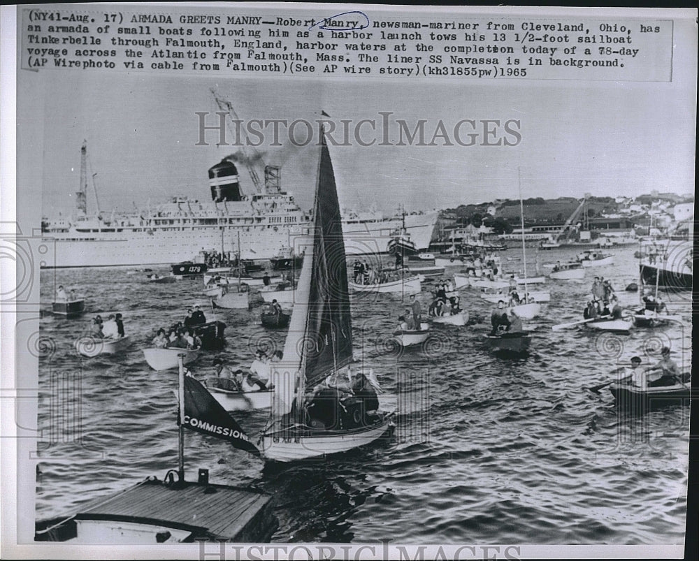 1965 Press Photo Robert Manry Newsman Mariner in Sea Of Boats - Historic Images