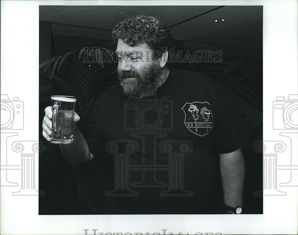 1993 Press Photo Actor George Wendt Enjoys A Drink At The Charles Hotel - Historic Images