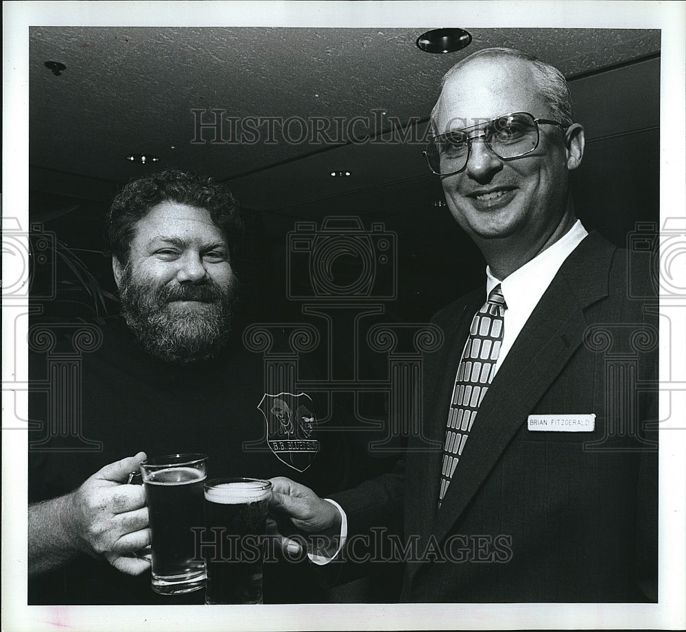 1993 Press Photo George Wendt Enjoys Drink With Brian Fitzgerald At Charles Hote - Historic Images