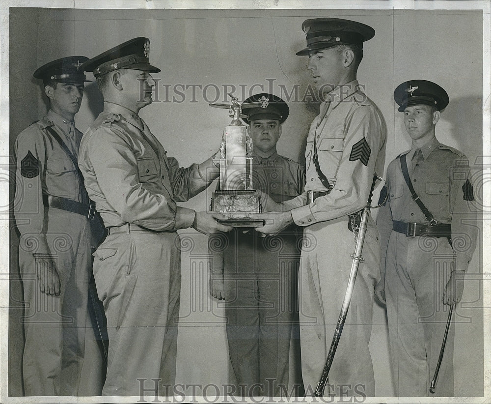 1942 Press Photo Major Walter Kennedy Presents Aviation Trophy To Francis Burns - Historic Images