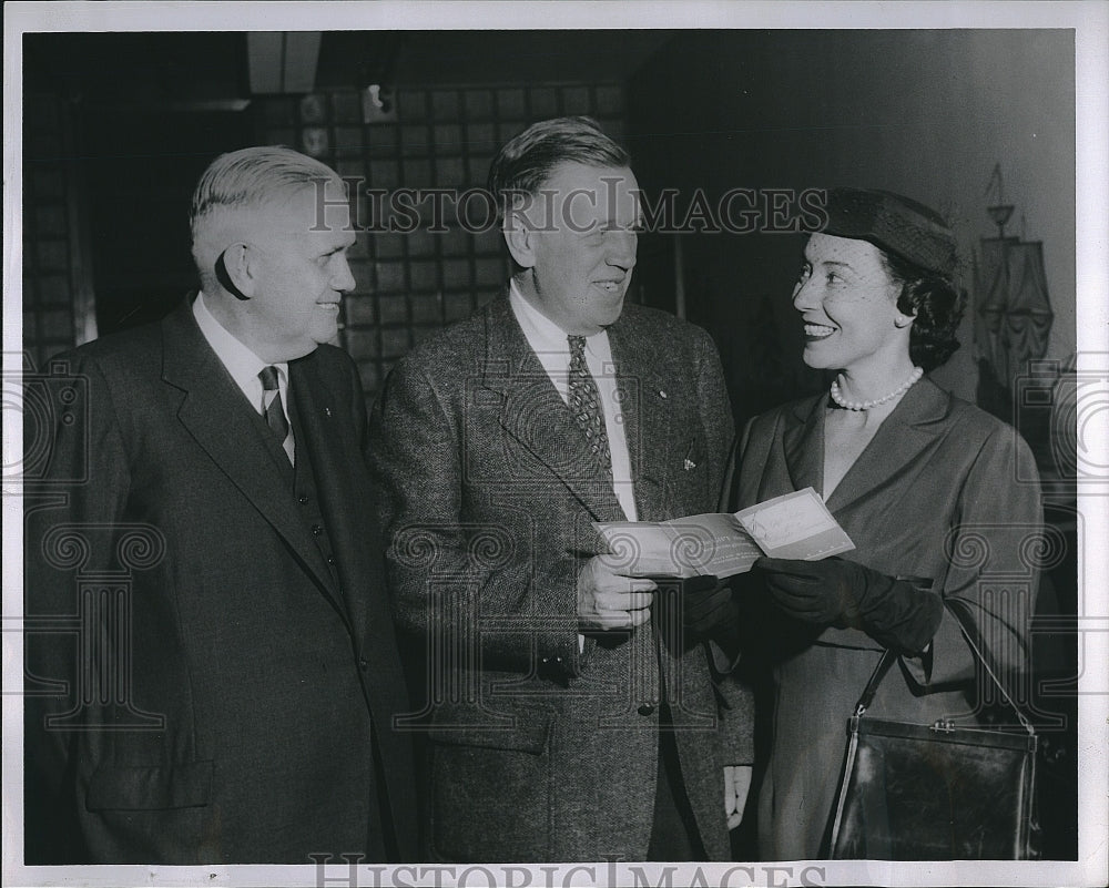 1956 Press Photo Mr. Earl Bunting Industrialist and Engineer - Historic Images