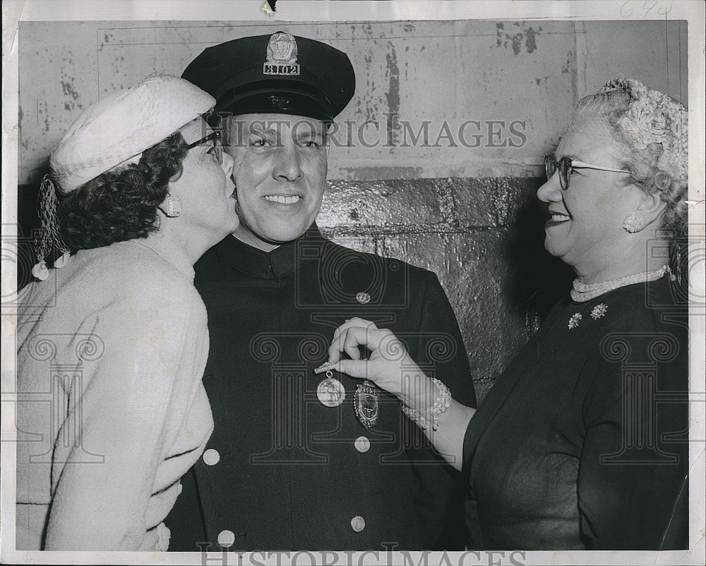 1957 Press Photo Police Officer Victor Smith Receives Commendation - Historic Images