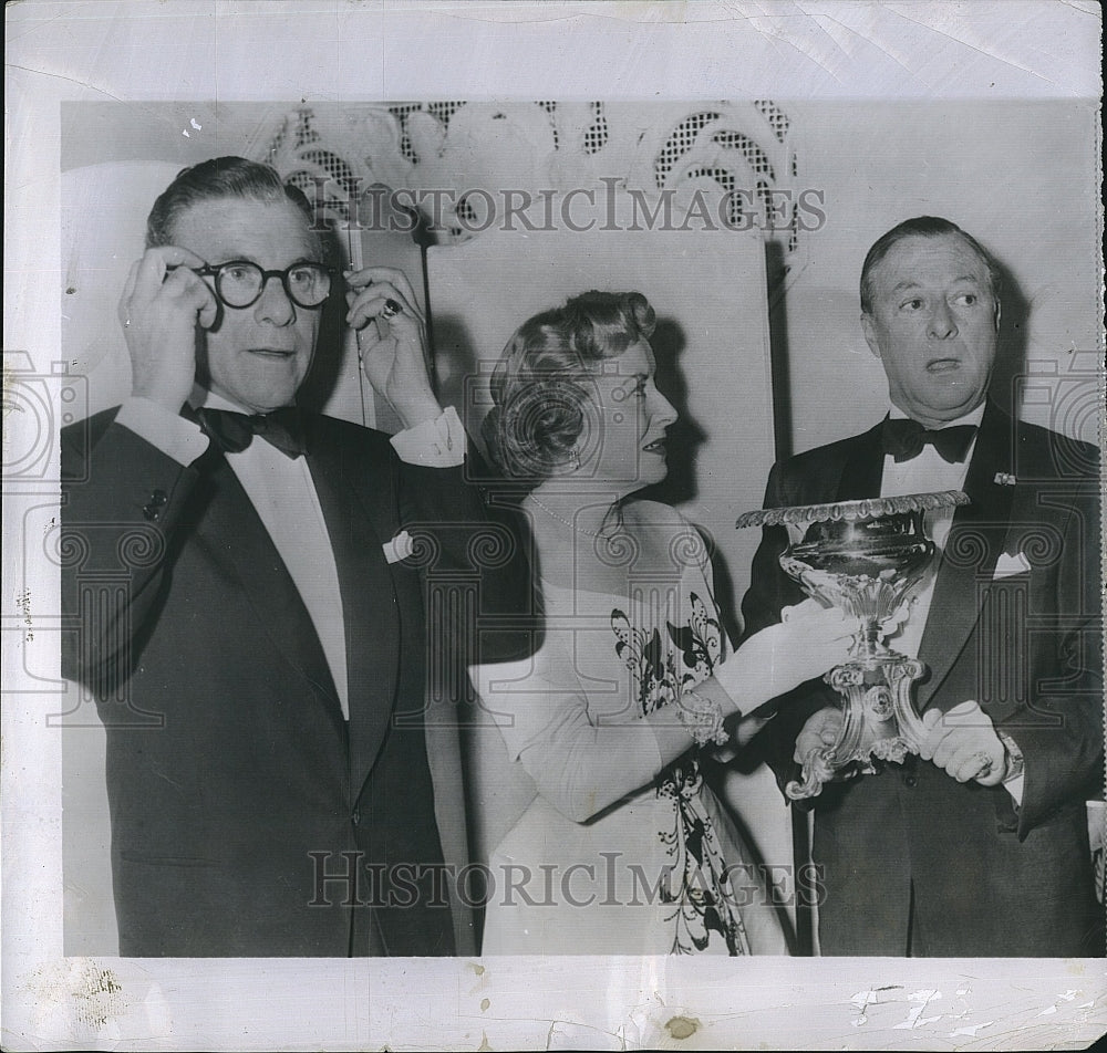 1955 Press Photo George Burns, wife Gracie Allen & George Jessel at a dinner - Historic Images