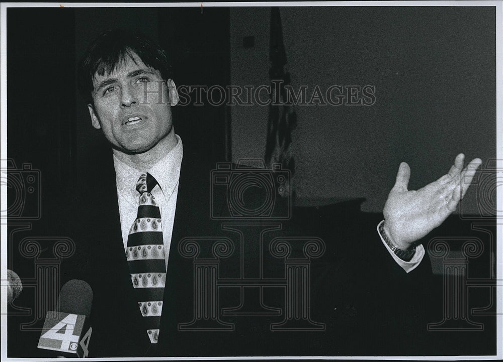 1997 Press Photo John Slattery Speak at Press Conference About Death Penalty - Historic Images