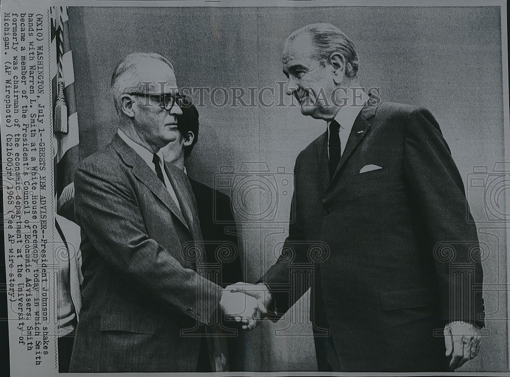 1968 Press Photo President Johnson Shakes Hands With Warren L Smith - Historic Images