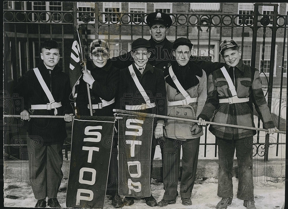 1950 Press Photo Officer Walter Smith Teaches Boys How To Direct Traffic - Historic Images