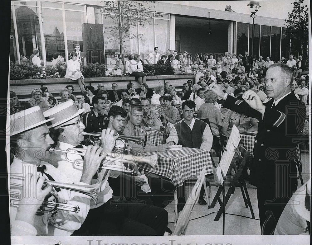 1967 Press Photo Walter Smith Directs Marines Hymn - Historic Images