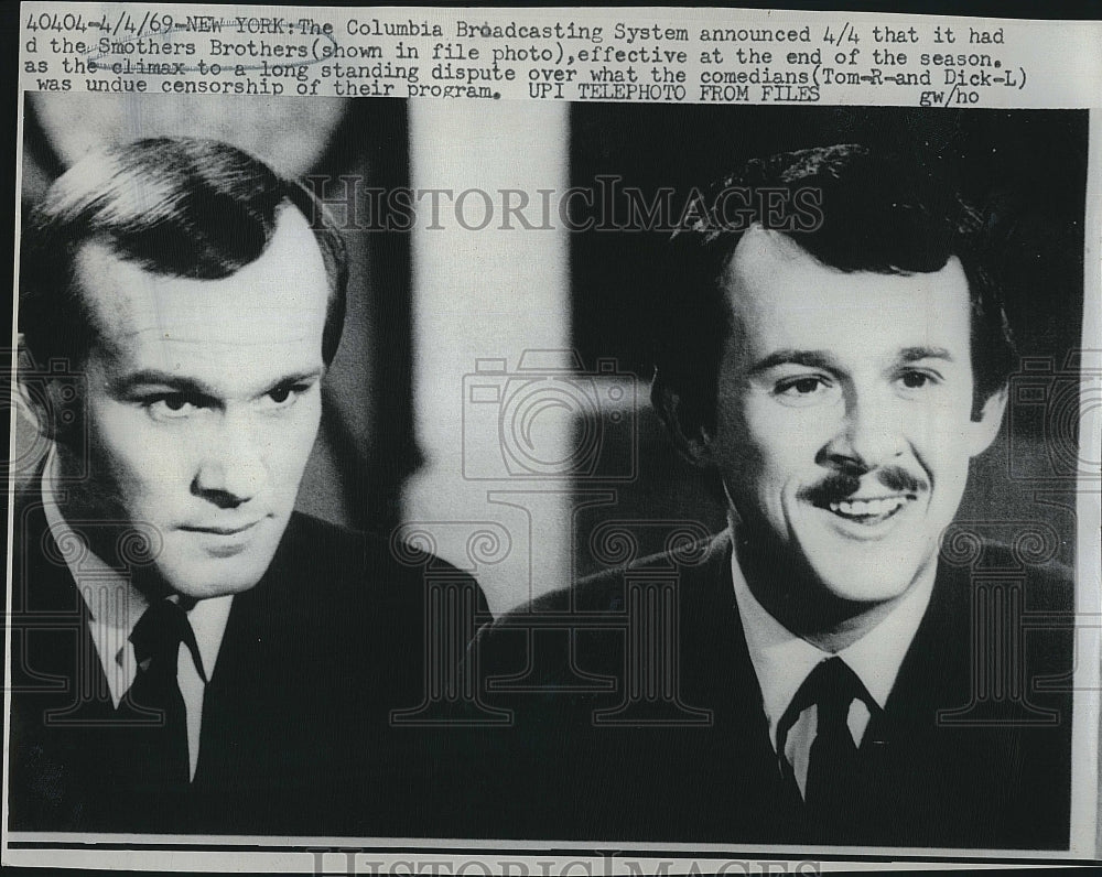 1969 Press Photo The Smothers Brothers comedy team perform - Historic Images