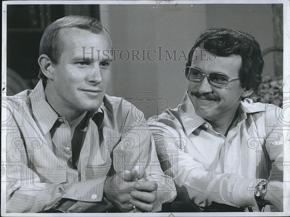 1970 Press Photo Tom &amp; Dick Smothers Brothers comedy team perform - Historic Images