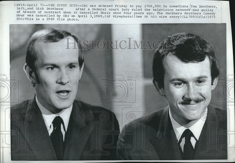 1969 Press Photo Tom &amp; Dick Smothers Brothers comedy team perform - Historic Images