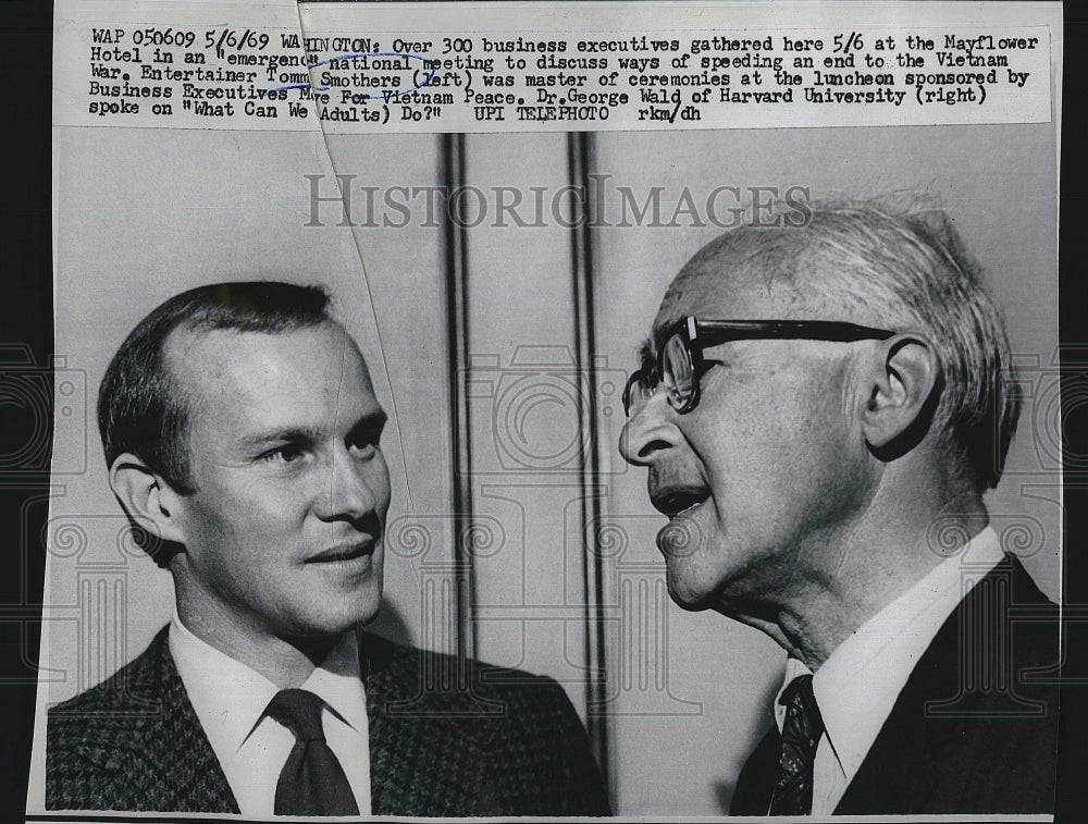 1969 Press Photo Tommy Smothers &amp; Dr George Wald of Harvard Univ. - Historic Images