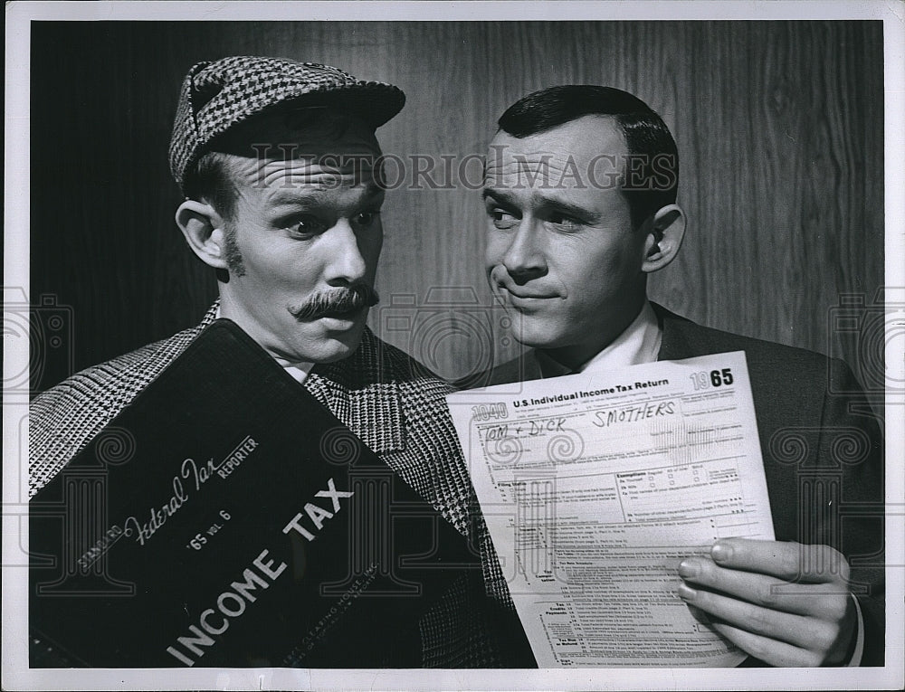 1966 Press Photo Tom &amp; Dick Smothers Brothers comedy team perform - Historic Images