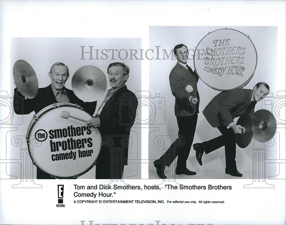 1976 Press Photo Tom &amp; Dick Smothers Brothers comedy team perform - Historic Images