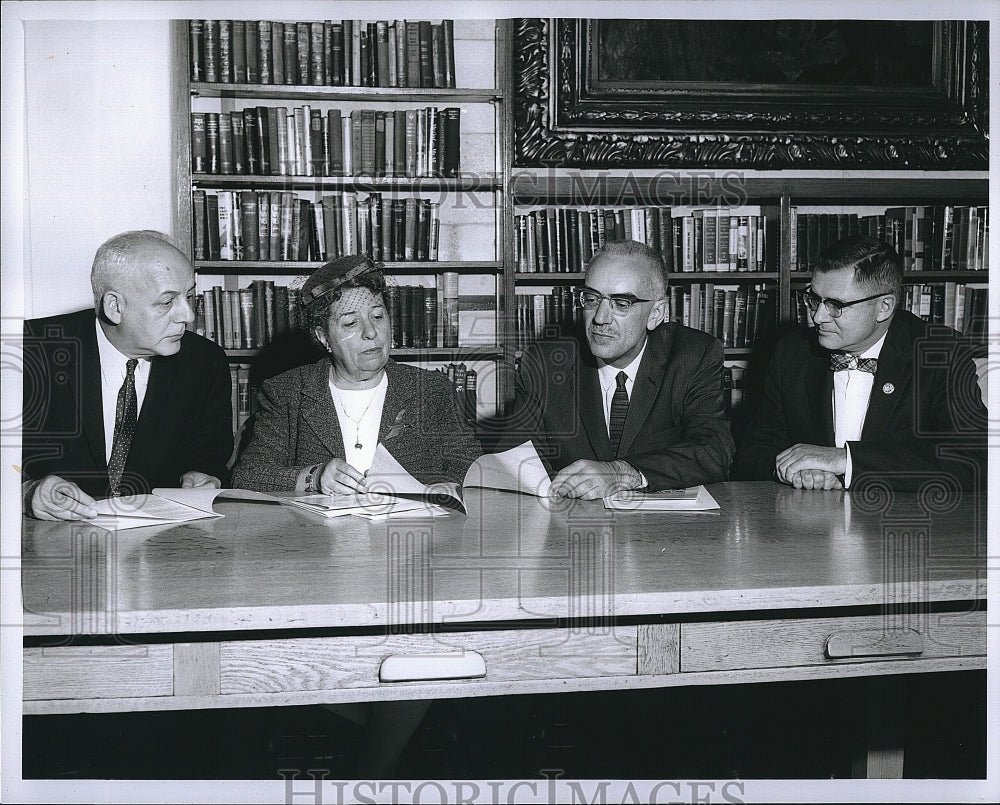 1960 Press Photo Wilder Smith, Mrs. L.P. Alden Wolfe, Dr. Blake Tewskbury - Historic Images