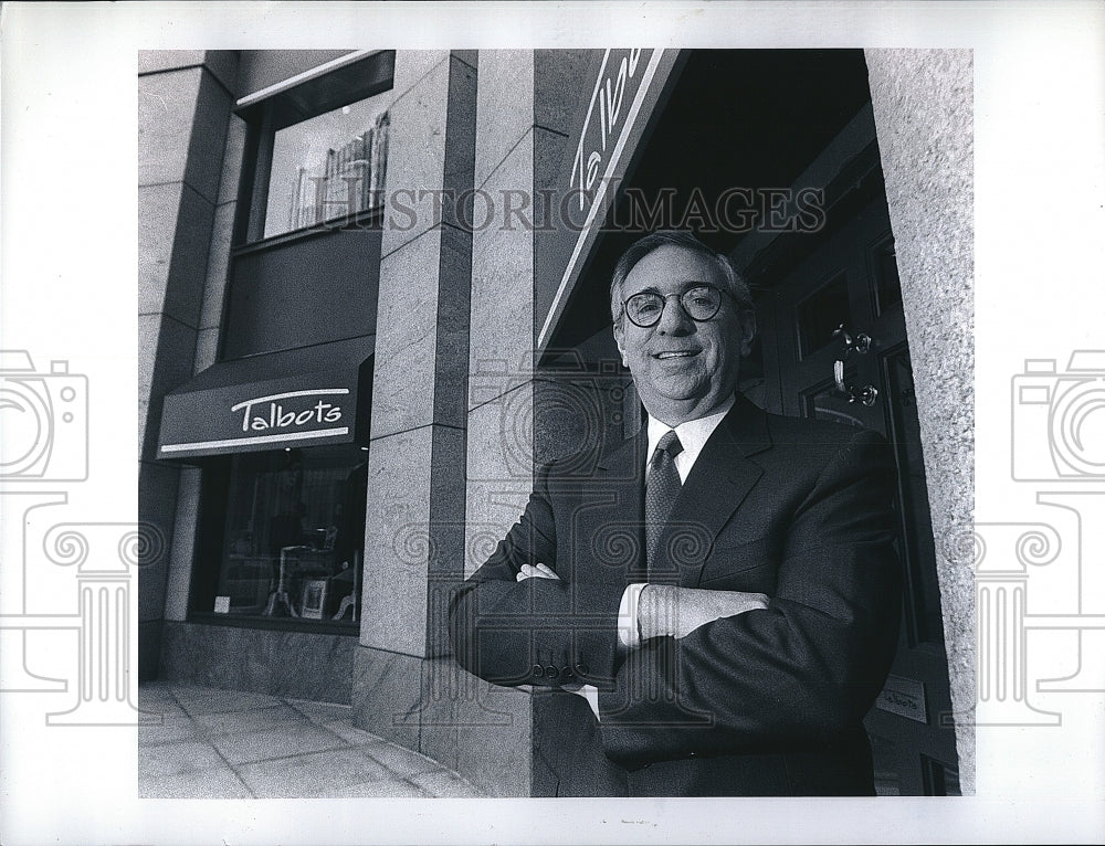 1995 Press Photo Arnold Zetcher, CEO of Talbots stores - Historic Images