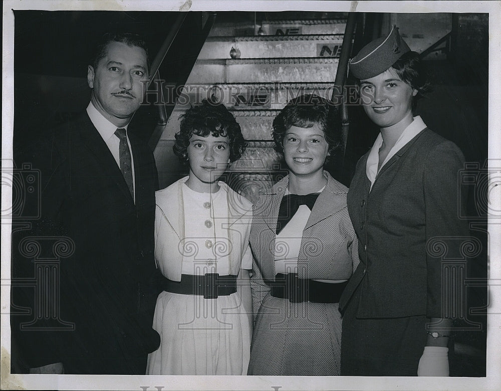 1962 Press Photo Dr Edward Zullo, daughters Loretta, Christine &a stewardess - Historic Images