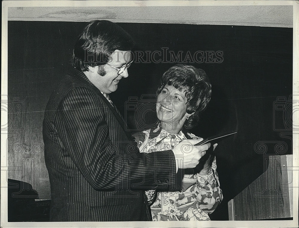 1973 Press Photo Richard Barger gets Community Service Award from GBARC - Historic Images