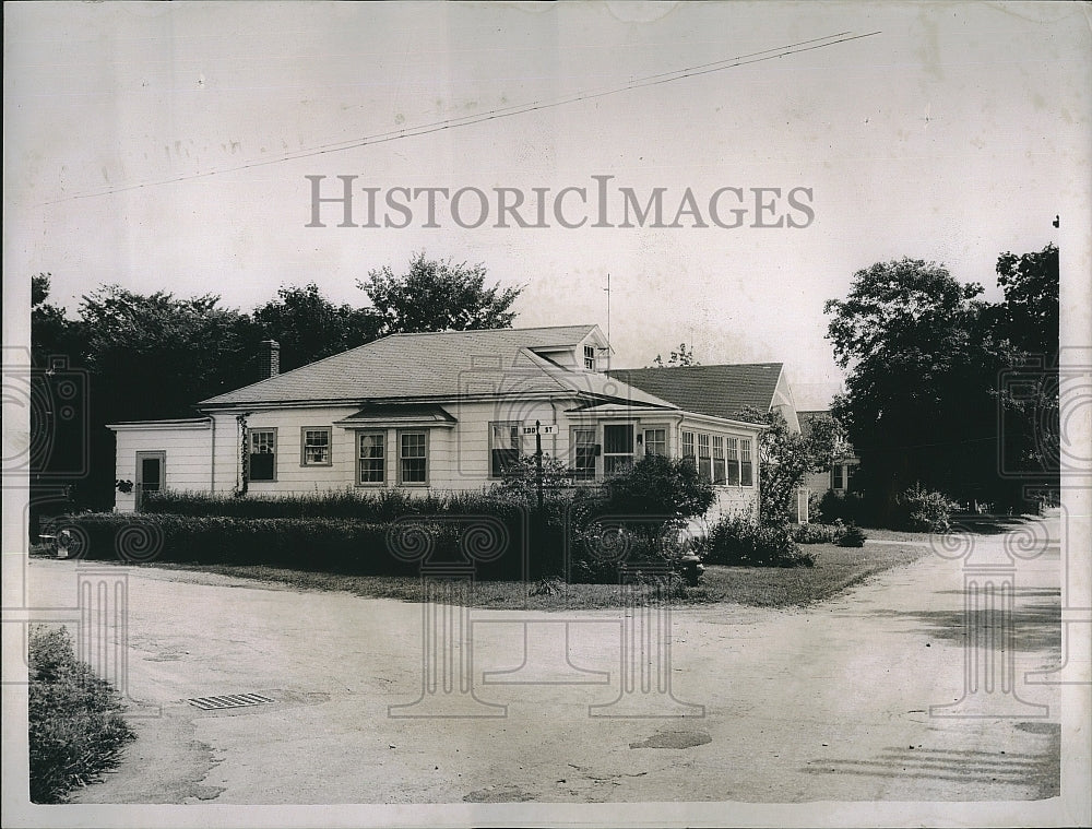 1962 Press Photo Home in Mass. of victim William Barrett - Historic Images